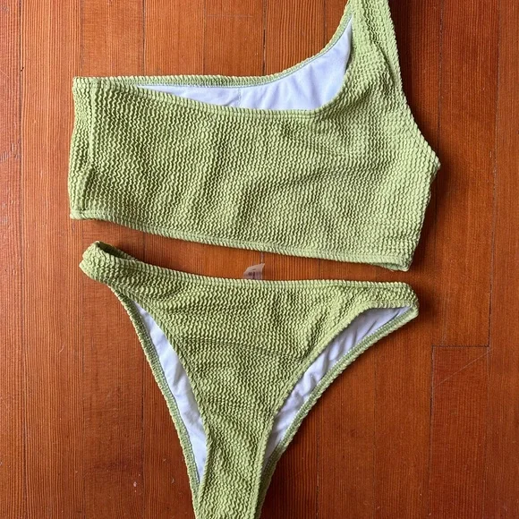 Bikinis - Picture 3 of 4